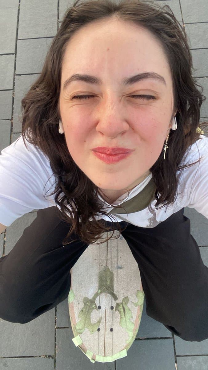 Prompt 1994454718127755497