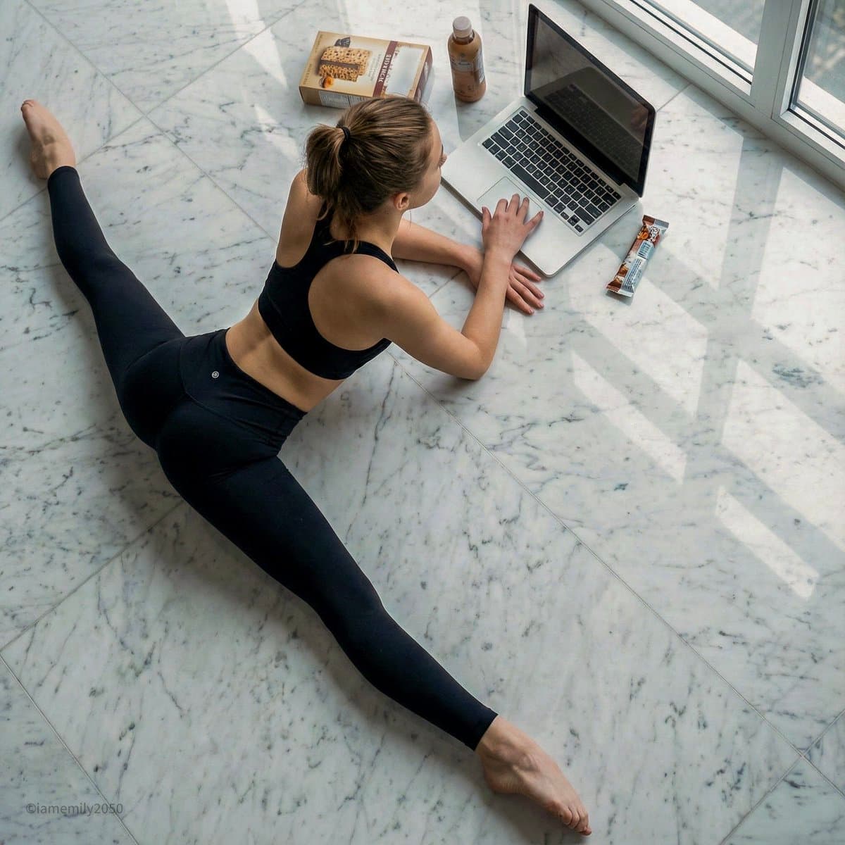 Prompt 1993888342531035562